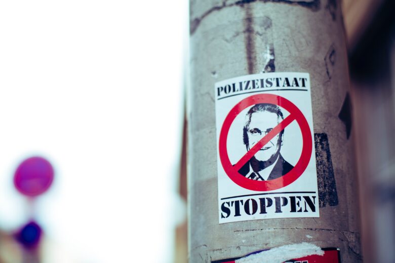 poster with the words ' police state, stop' in German.